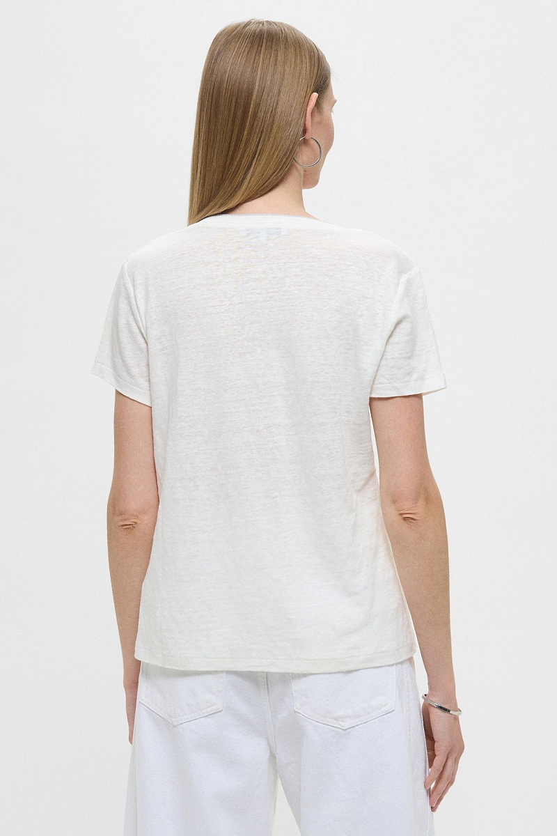 Футболка с V-образным вышитым вырезом