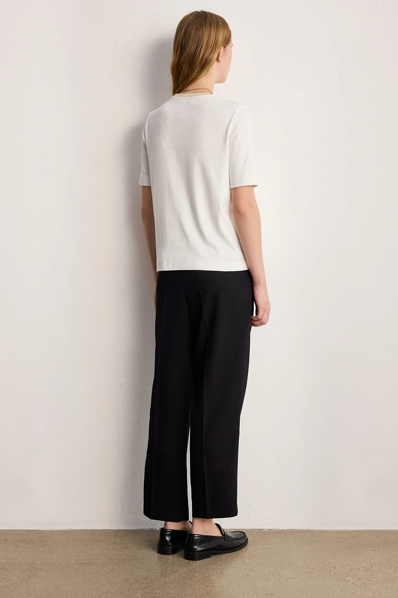 Белая футболка из хлопка с золотым воротником