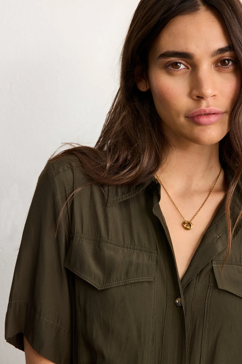 AMANDA - Свободное платье-рубашка с поясом в цвете хаки