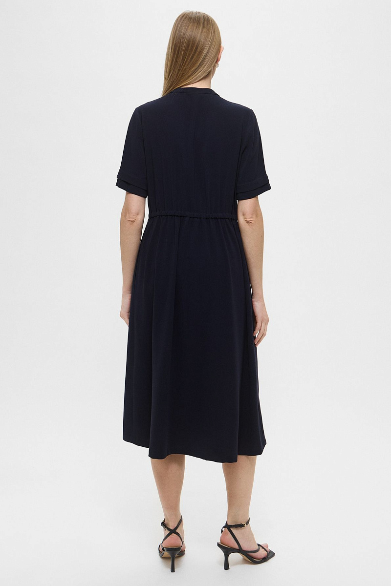 Длинное приталенное платье на пуговицах