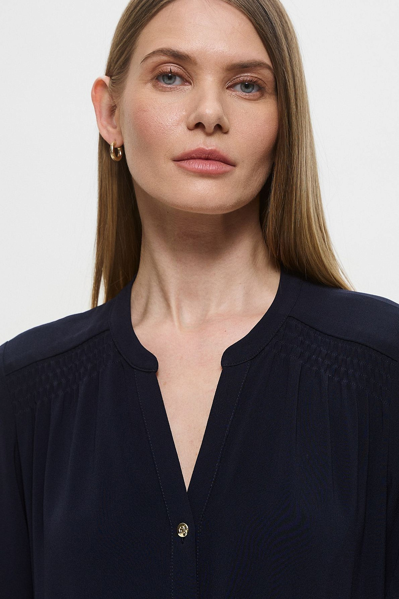 Длинное приталенное платье на пуговицах