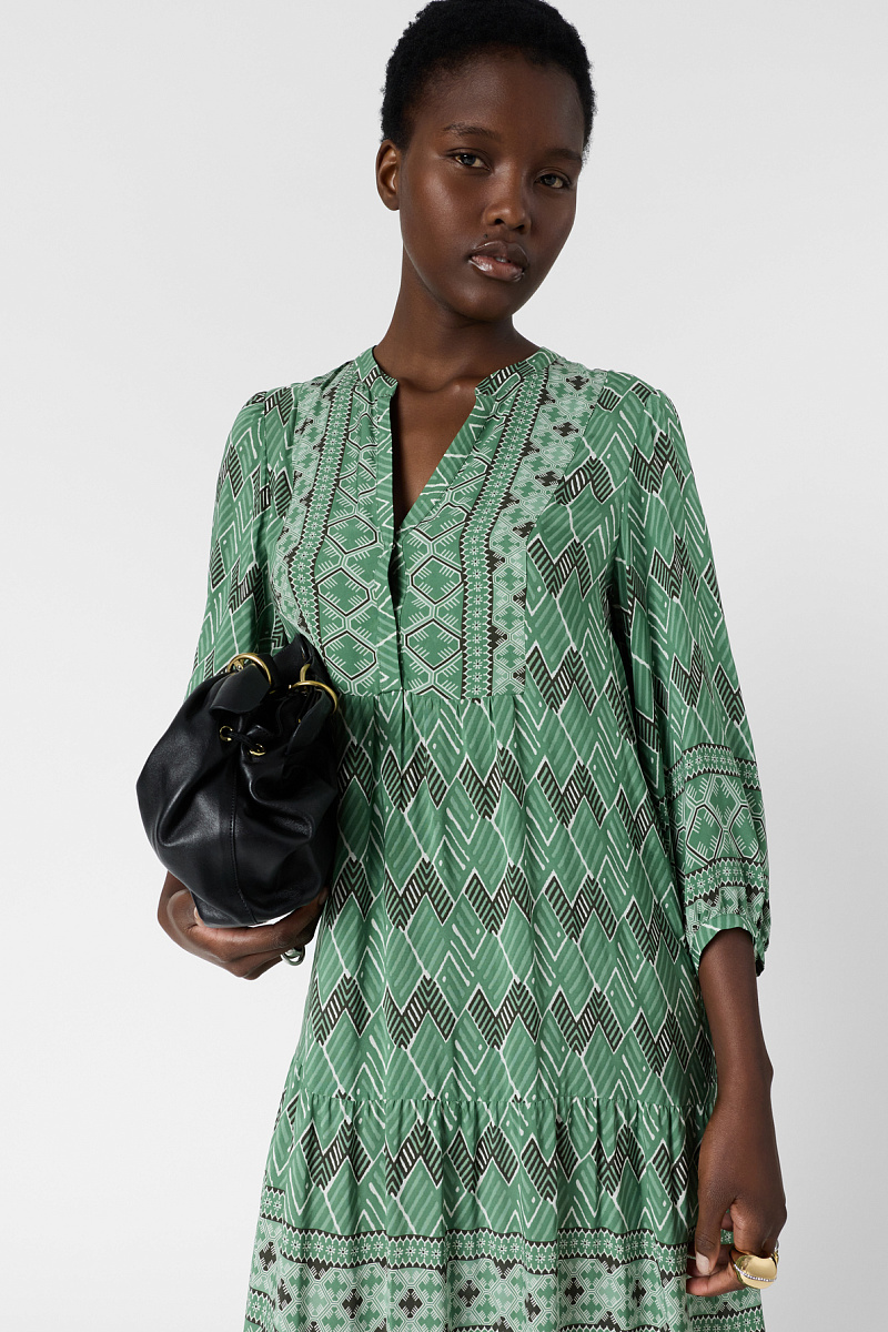 Зеленое платье длины макси с геометрическим принтом