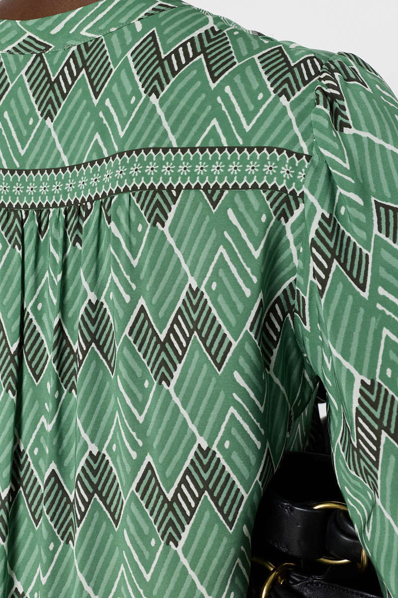 Зеленое платье длины макси с геометрическим принтом