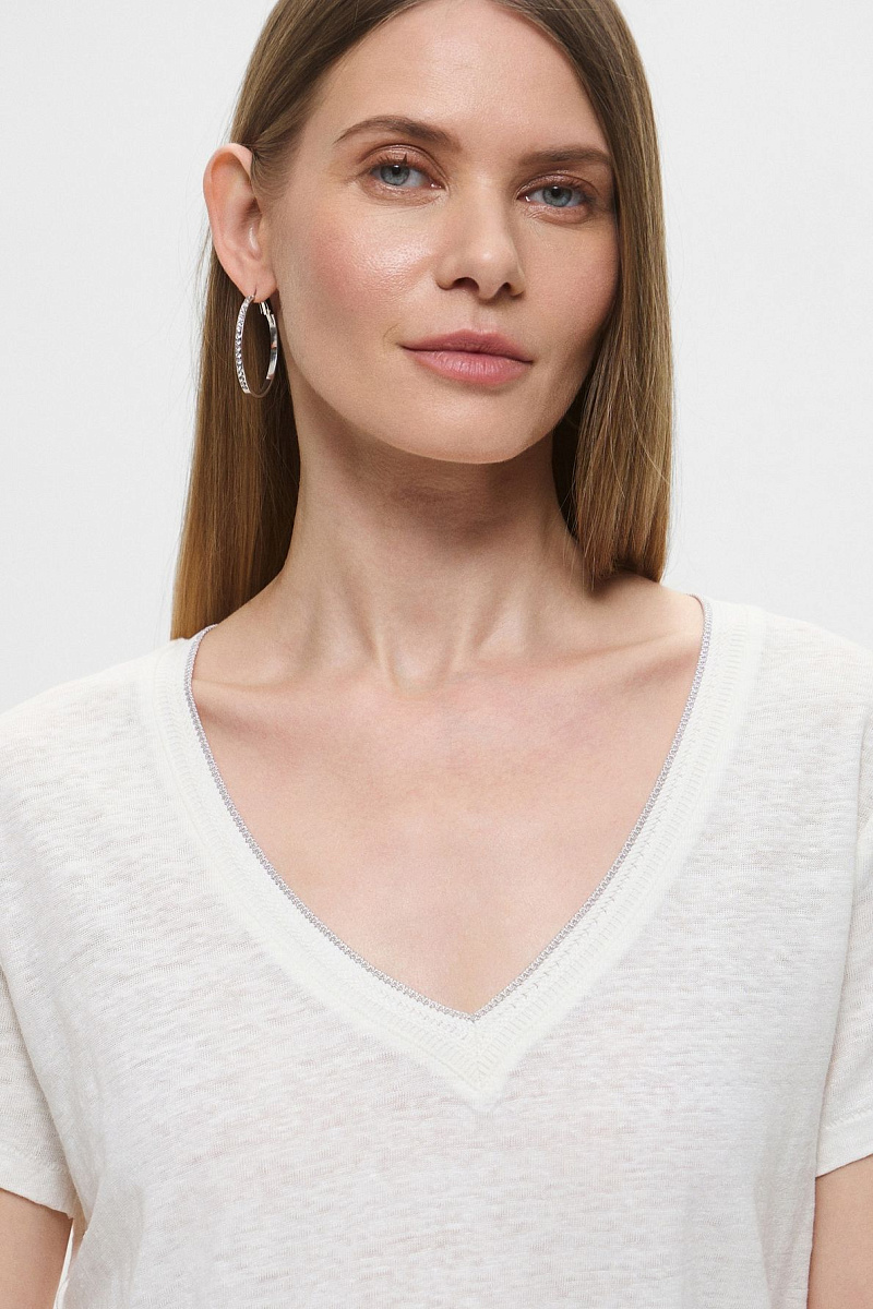 Футболка с V-образным вышитым вырезом