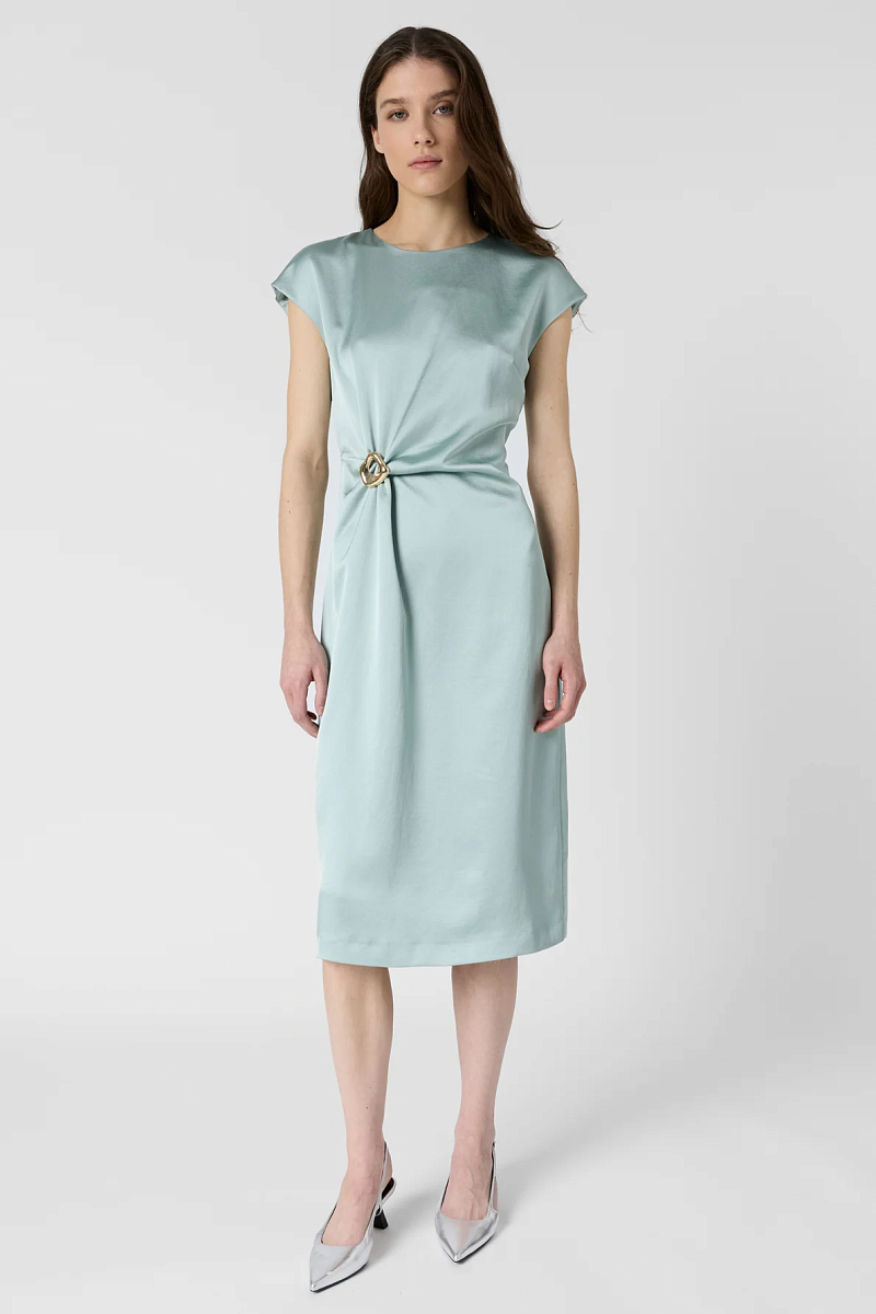 RIALYA - Платье с драппировкой и золотистой брошью в небесном цвете