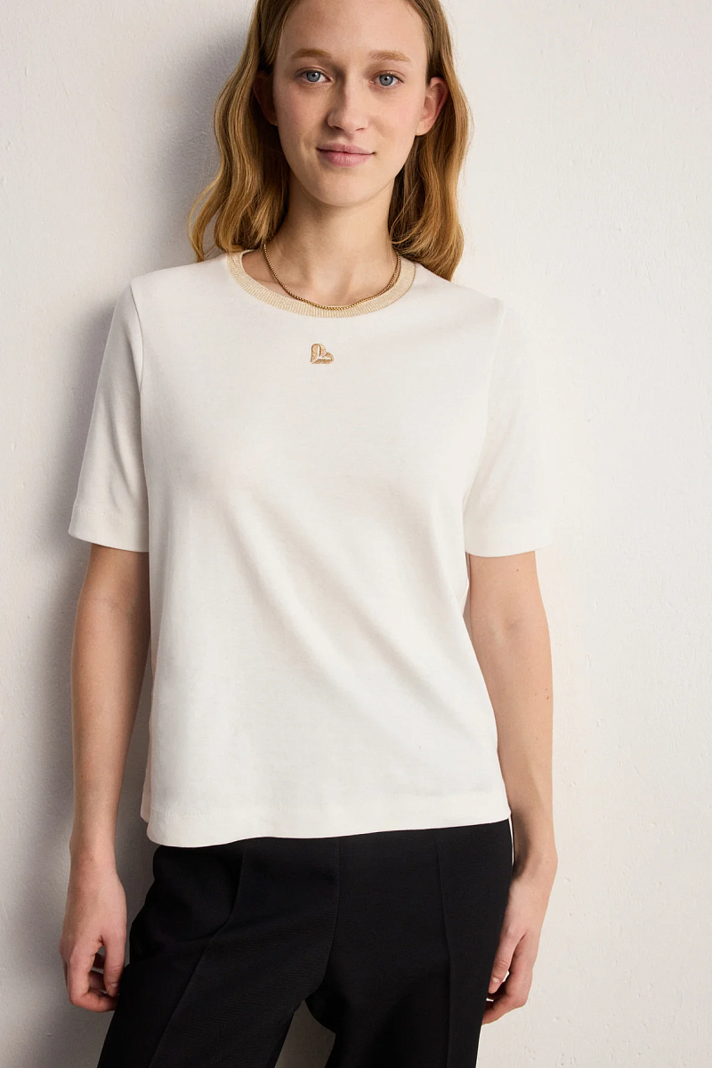 Белая футболка из хлопка с золотым воротником