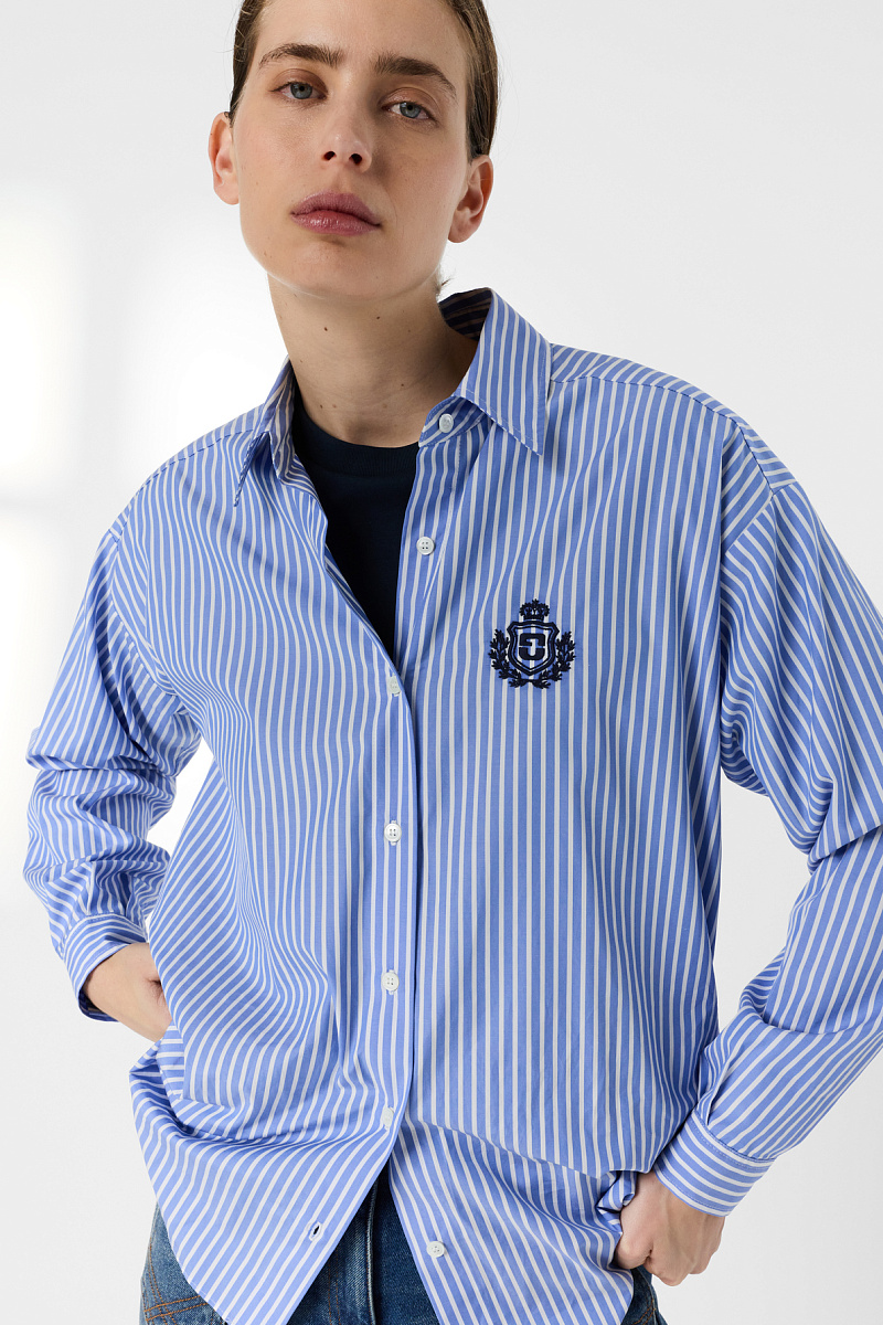 CYNDRA - Голубая рубашка в полоску с вышитым гербом
