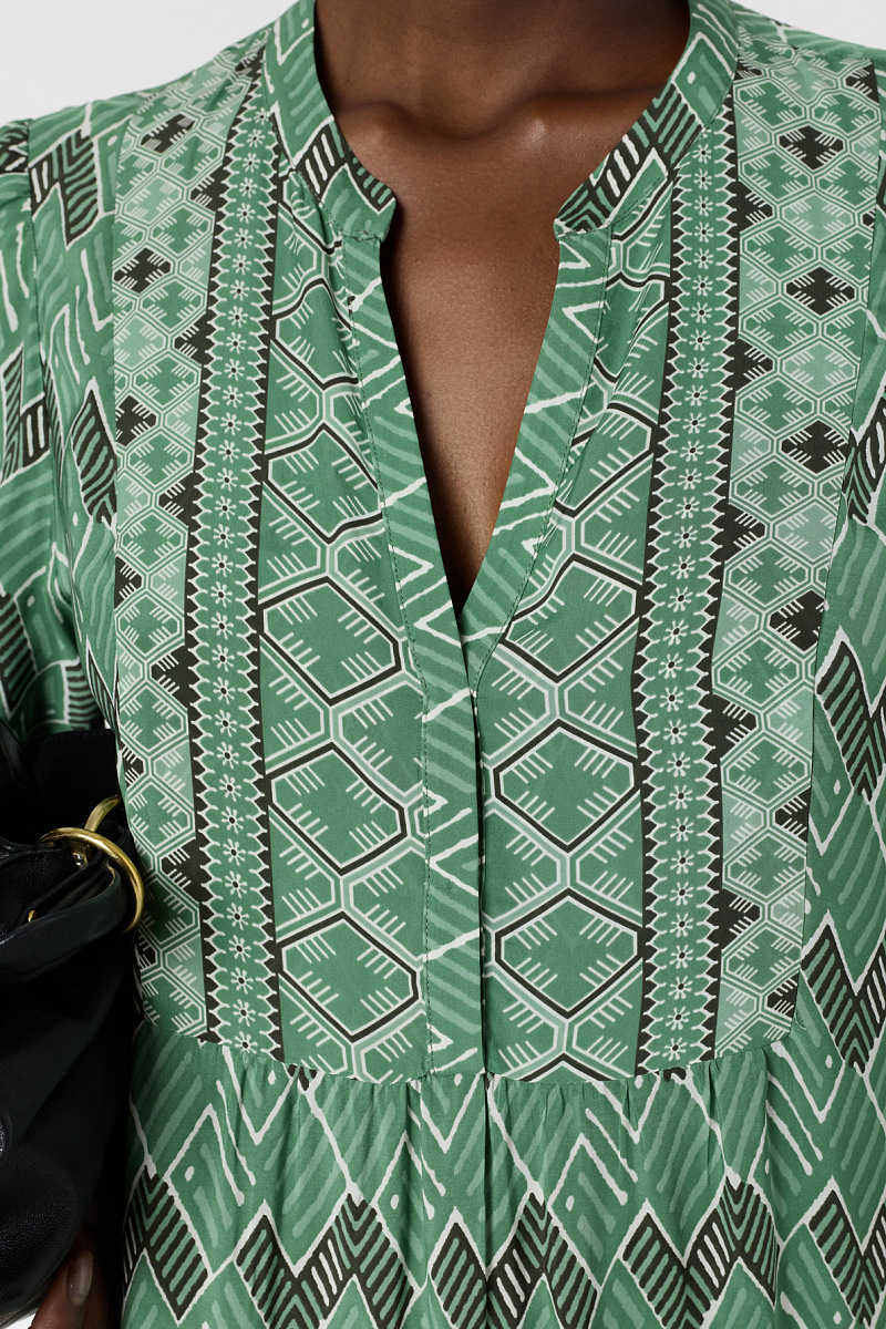 Зеленое платье длины макси с геометрическим принтом