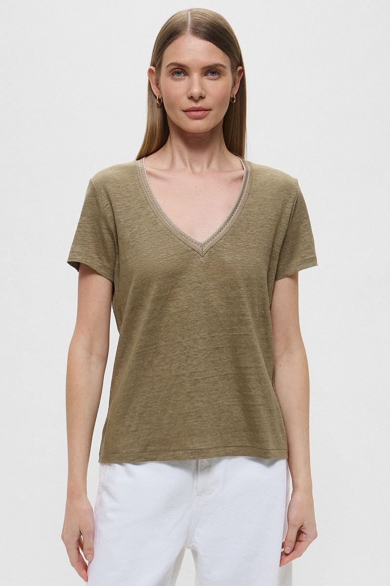 Футболка с V-образным вышитым вырезом