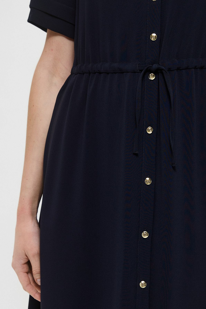 Длинное приталенное платье на пуговицах