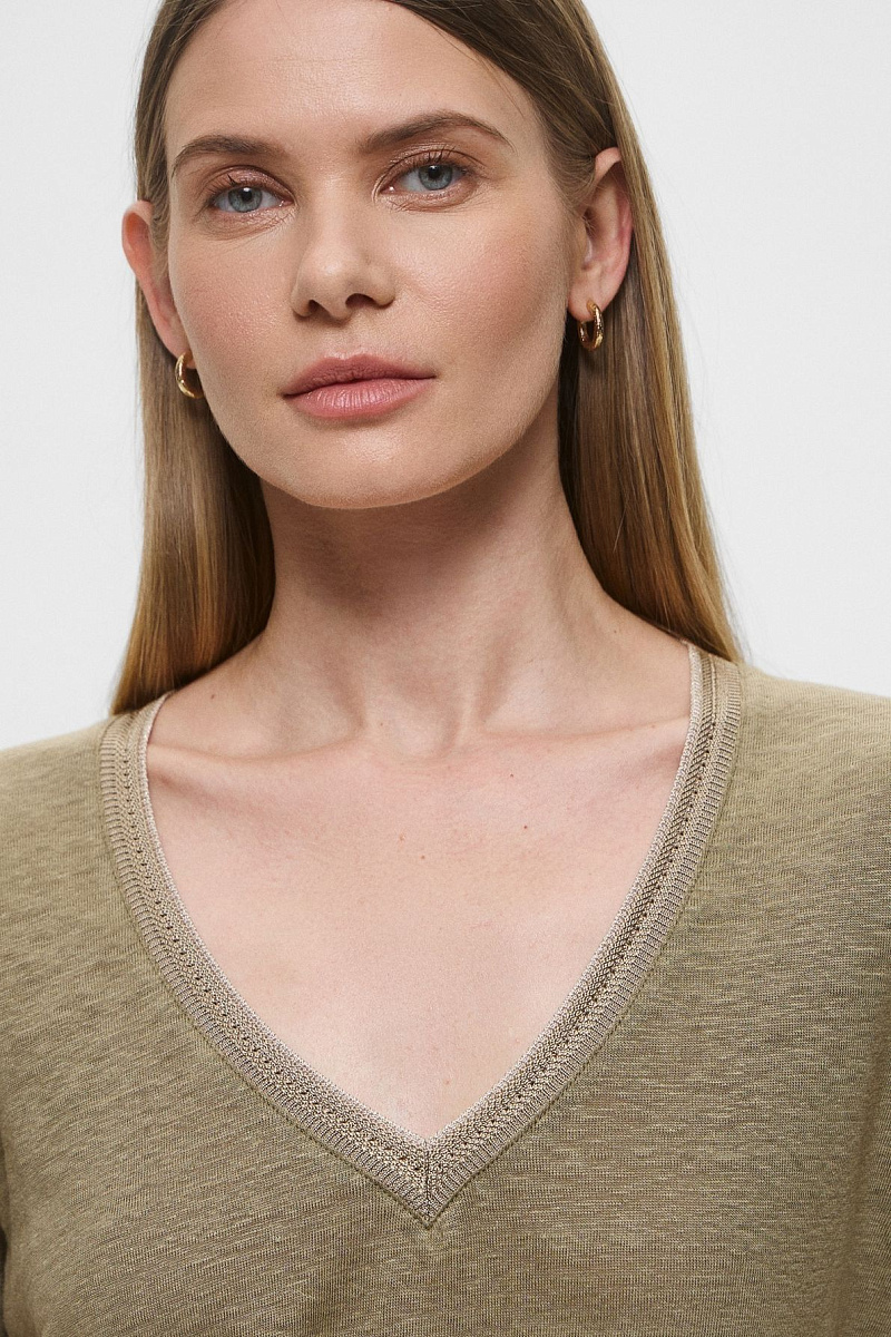 Футболка с V-образным вышитым вырезом