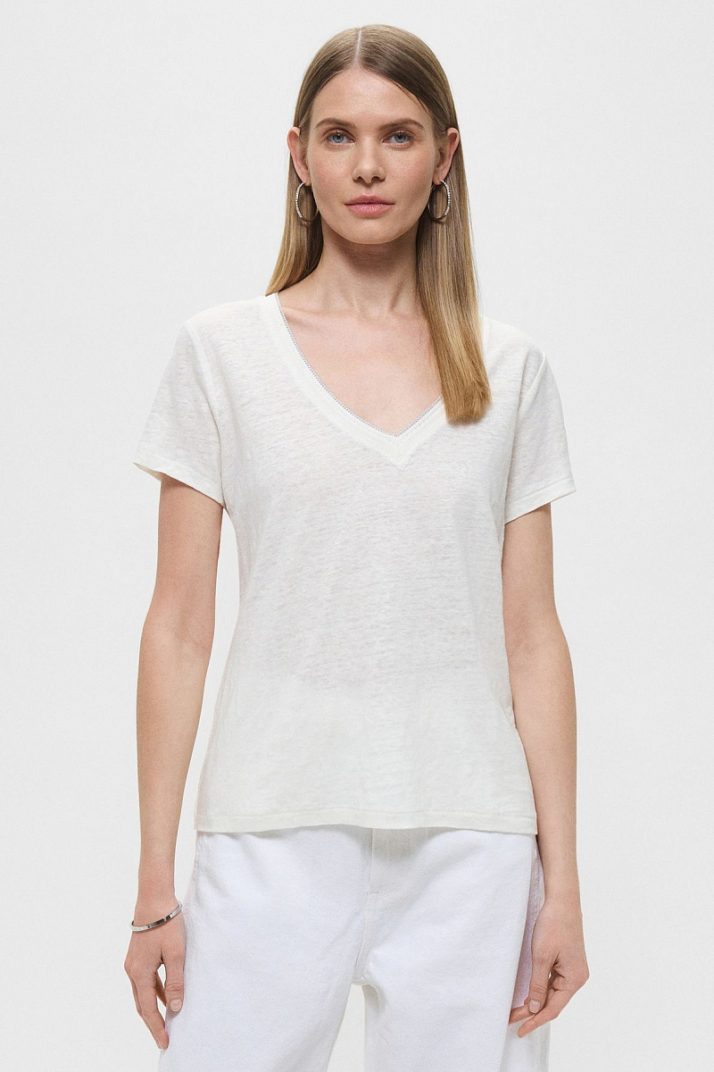 Футболка с V-образным вышитым вырезом