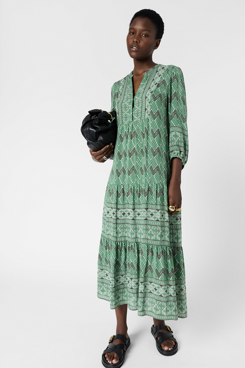 Зеленое платье длины макси с геометрическим принтом