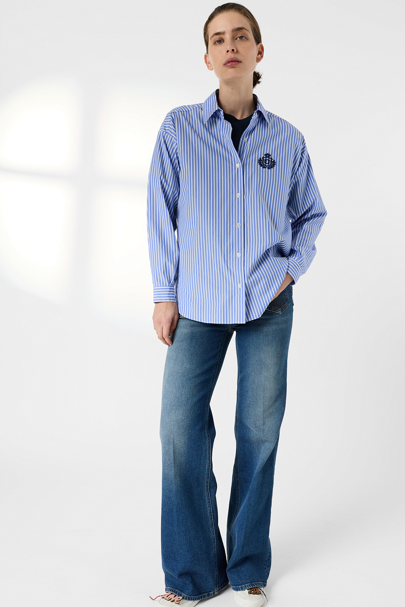 CYNDRA - Голубая рубашка в полоску с вышитым гербом