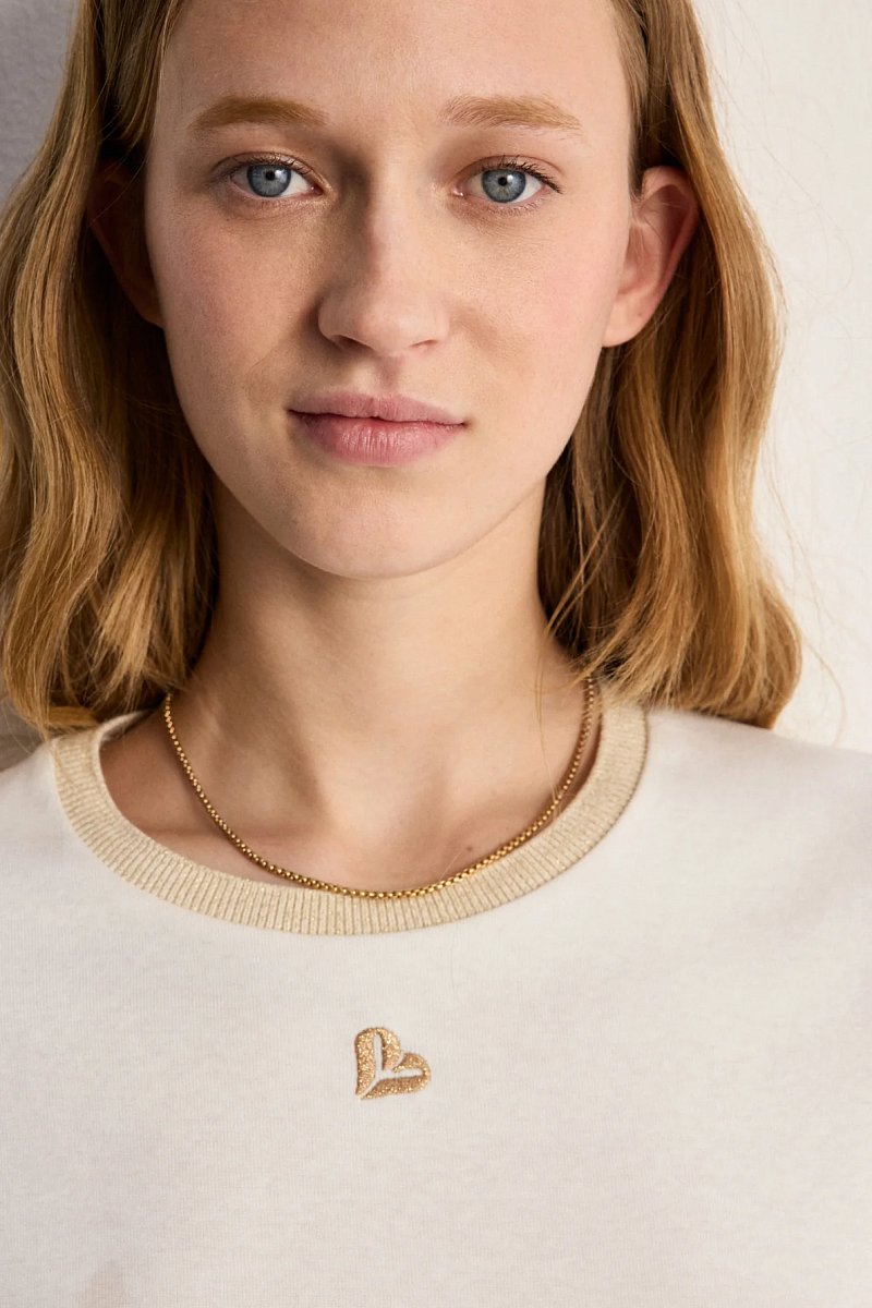 Белая футболка из хлопка с золотистым воротником