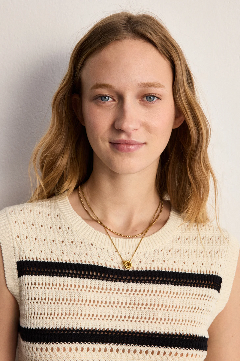 LORYNE - Белый ажурный топ с контрастными элементами